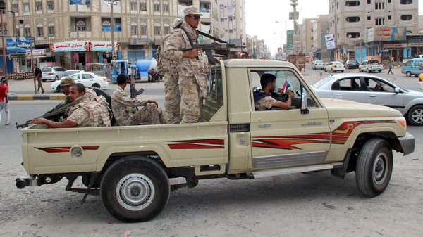 Yemeni army soldiers patrol a street in Mansoura district of Yemen's southern port city of Aden March 30, 2016. The Yemeni army backed by local fighters seized control of parts of Aden held by al Qaeda on Wednesday as part of a push to clear the hardline group from its stronghold in the southern port city, a security official said. REUTERS/Fawaz Salman