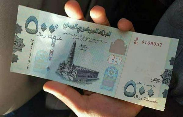 توجهات حكومية لصرف رواتب الموظفين بالدولار والسعودي بدلاً من الريال اليمني