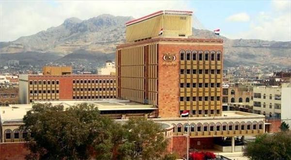 وزير يمني يكشف عن تحويلات مالية مستمرة إلى البنك المركزي بصنعاء
