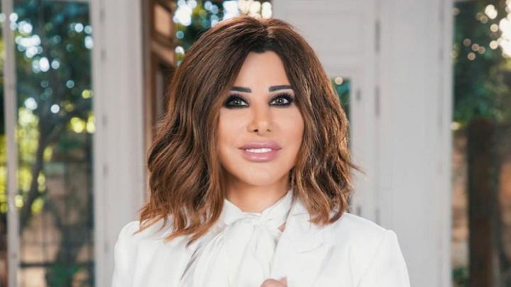 سقوط نجوى كرم على مسرح أمستردام