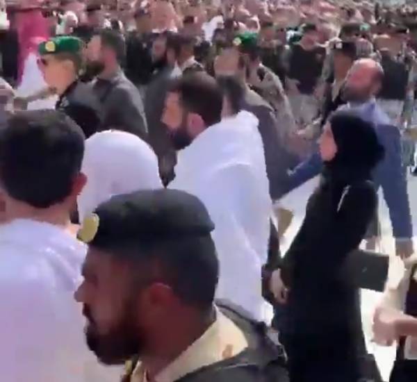 فيديو.. فتح باب الكعبة للرئيس السوري أحمد الشرع أثناء ادائه العمرة رفقة زوجته